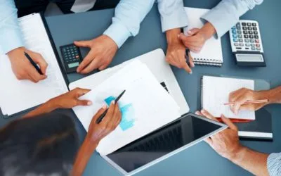 ما هو التشابه بين المحاسبة الحكومية والمحاسبة المالية ؟