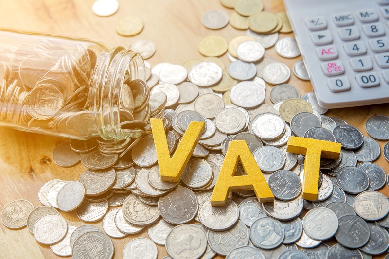 الفرق بين vat و tax